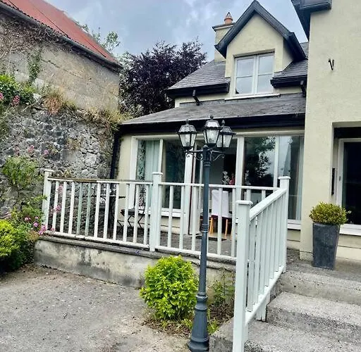 Elegant Townhouse Steps From Historic Castle *