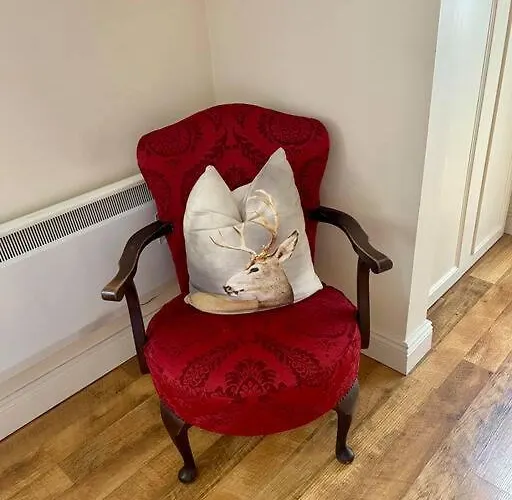 Vakantiehuis Elegant Townhouse Steps From Historic Castle *