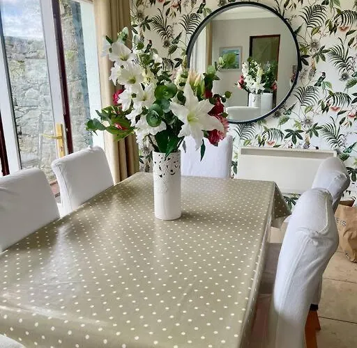 Vakantiehuis Elegant Townhouse Steps From Historic Castle