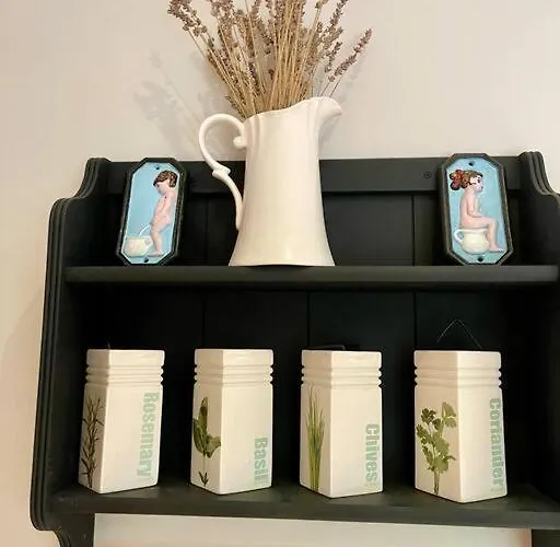 Vakantiehuis Elegant Townhouse Steps From Historic Castle