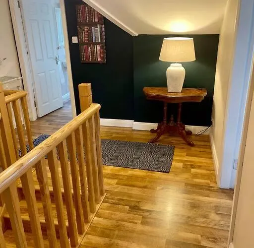 Elegant Townhouse Steps From Historic Castle Vakantiehuis *