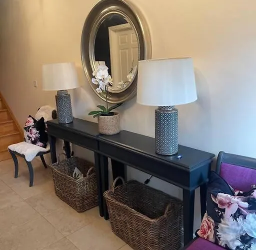 Vakantiehuis Elegant Townhouse Steps From Historic Castle