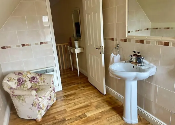 Elegant Townhouse Steps From Historic Castle Vakantiehuis *