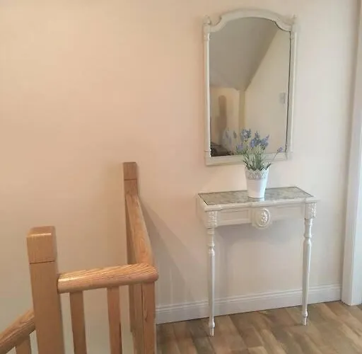 Elegant Townhouse Steps From Historic Castle *