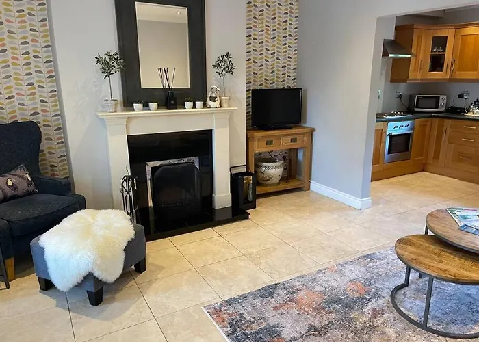 Elegant Townhouse Steps From Historic Castle Birr