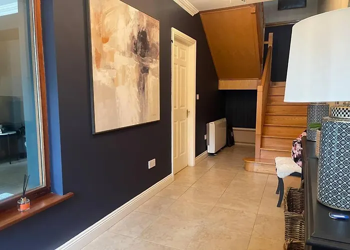 Vakantiehuis Elegant Townhouse Steps From Historic Castle