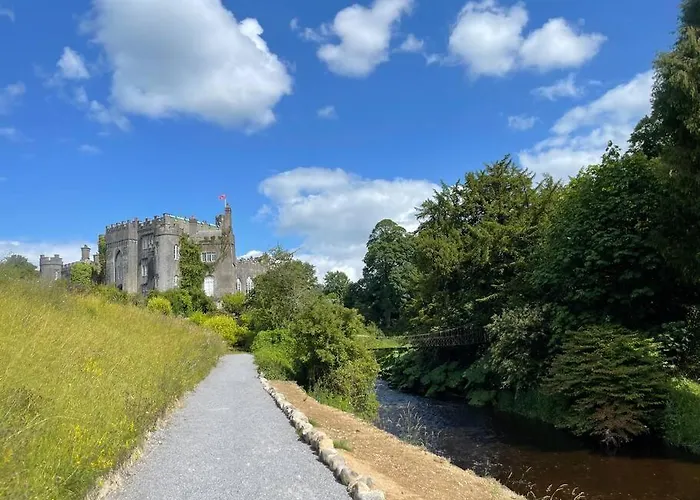 Elegant Townhouse Steps From Historic Castle Vakantiehuis *