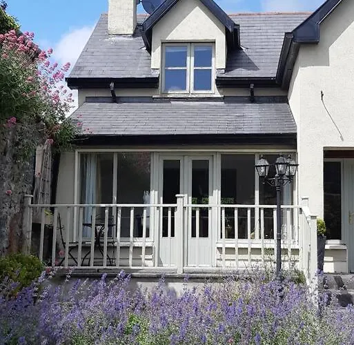 Vakantiehuis Elegant Townhouse Steps From Historic Castle Birr